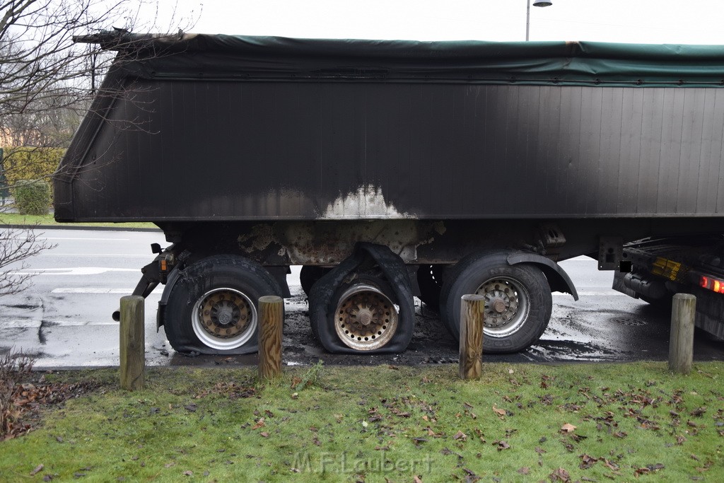 Auto 1 Reifenbrand LKW Koeln Porz Gremberghoven Ratherstr P17.JPG - Miklos Laubert